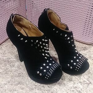 Qupid Luxe size 6 studs and spikes crushed velvet black and brass heels